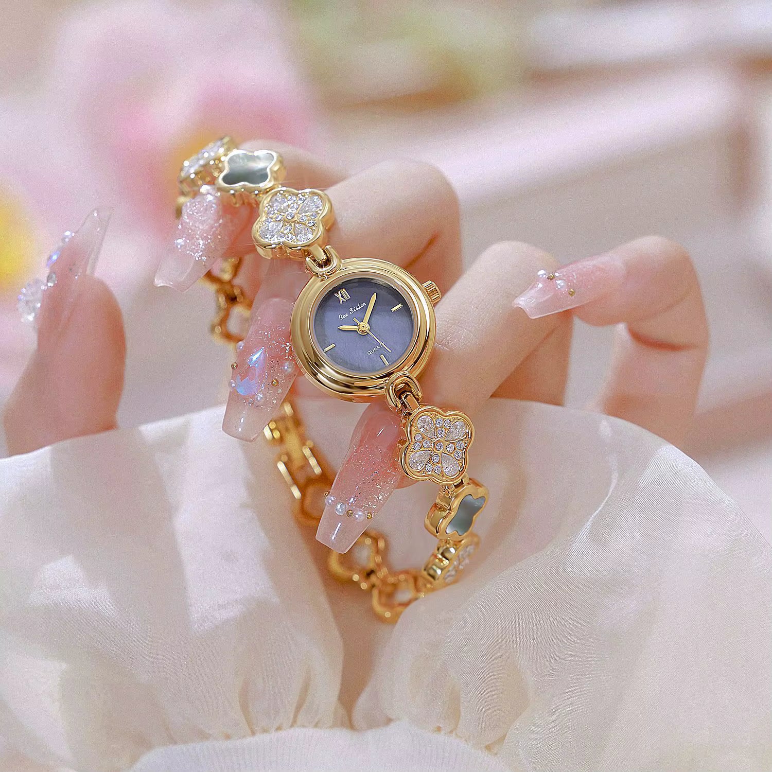 Lunaclover Elegant Crystal Watch 2