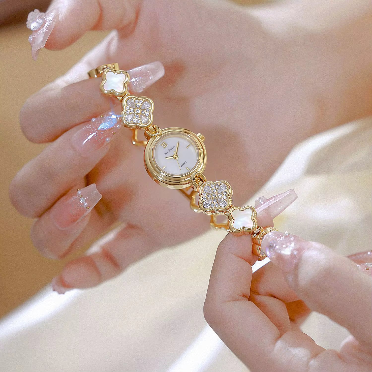 Lunaclover Elegant Crystal Watch 3