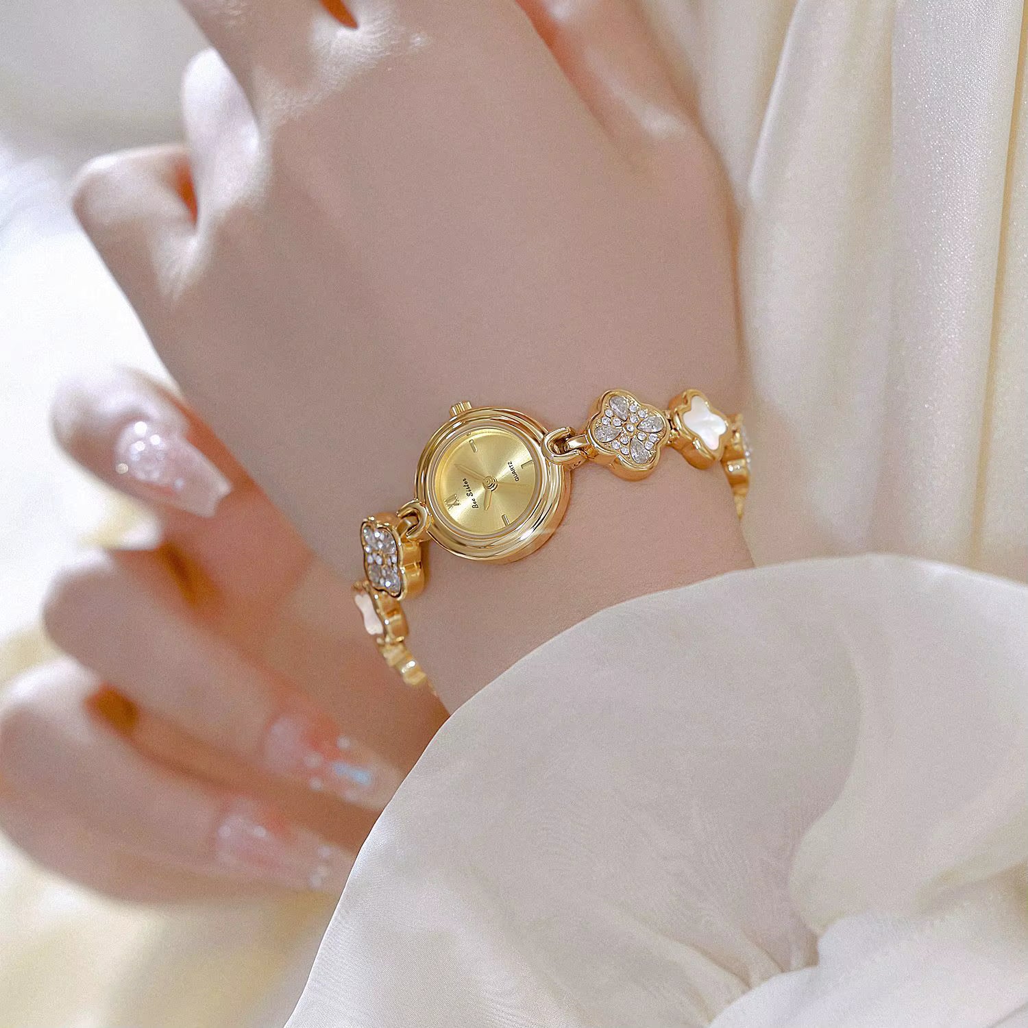 Lunaclover Elegant Crystal Watch 5