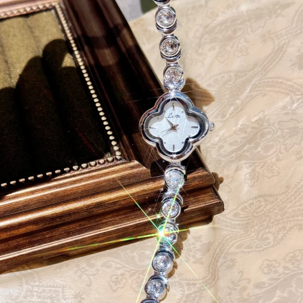 Amélie Clover Pearl Watch