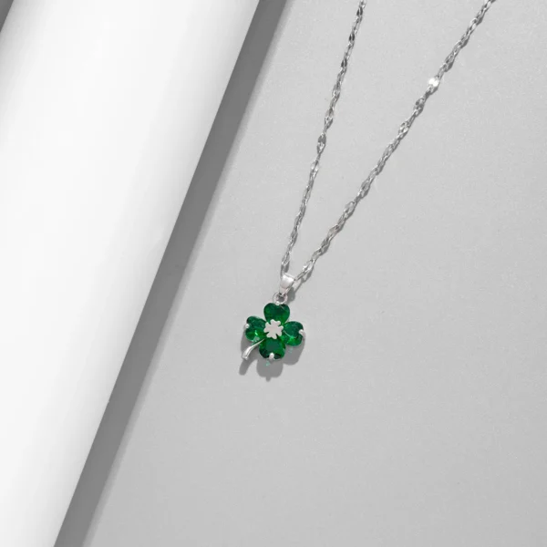 CloverGlow Elegante Vier-Blatt Halskette