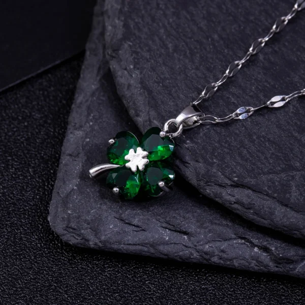 CloverGlow Elegante Vier-Blatt Halskette