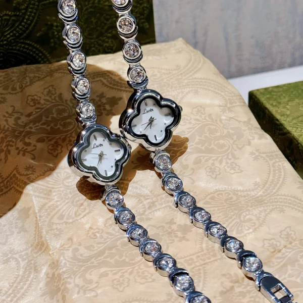 Amélie Clover Pearl Watch 2