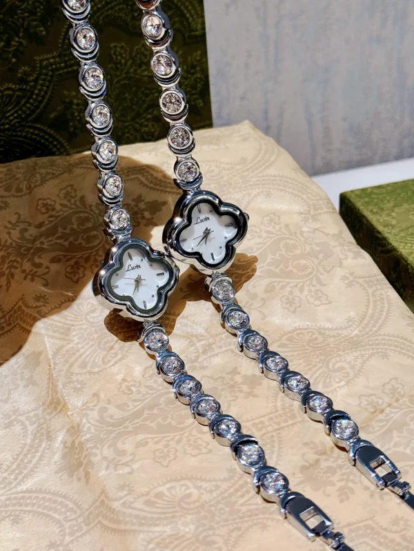 Amélie Clover Pearl Watch