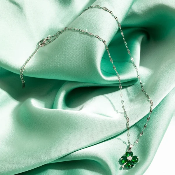 CloverGlow Elegante Vier-Blatt Halskette