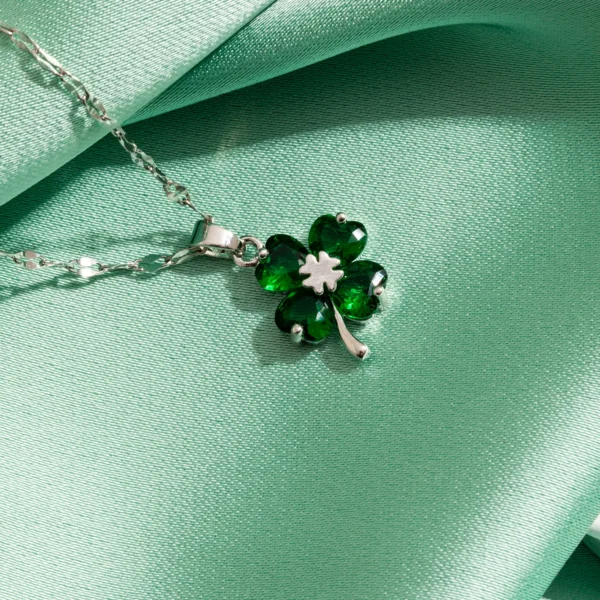 CloverGlow Elegante Vier-Blatt Halskette