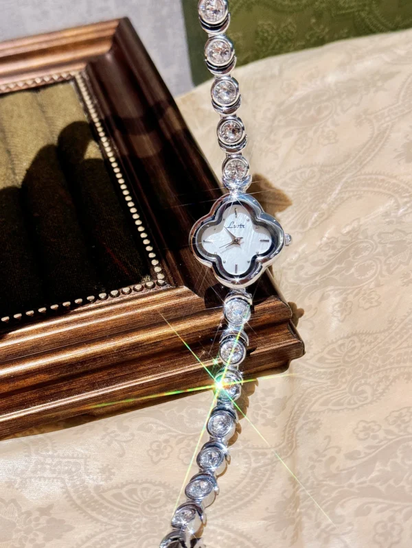Amélie Clover Pearl Watch